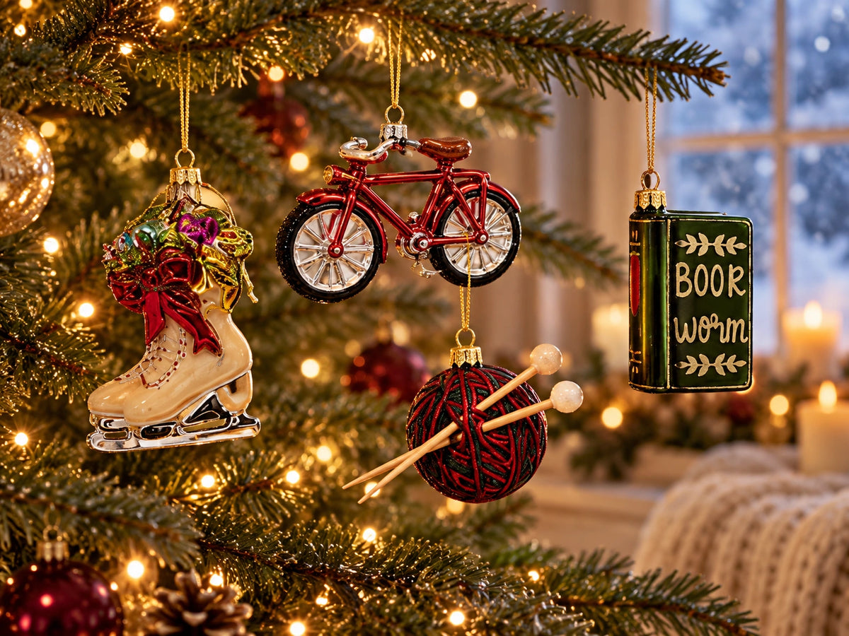 ArtiTree Glasfiguren Wintersport & Hobbys: Schlittschuhe, rotes Fahrrad, Strickwolle und Bücherwurm als Glasornamente am Weihnachtsbaum – Lifestyle-Bild