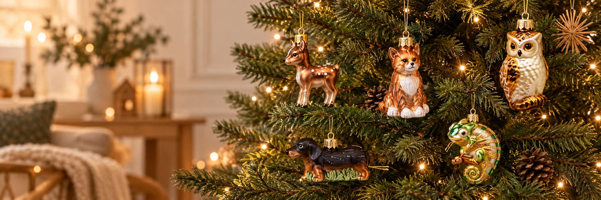ArtiTree Glasfiguren Tiere & Natur: Hirschkitz, Fuchs, Eule, Dackel und Chamäleon als Glasornamente am beleuchteten Weihnachtsbaum