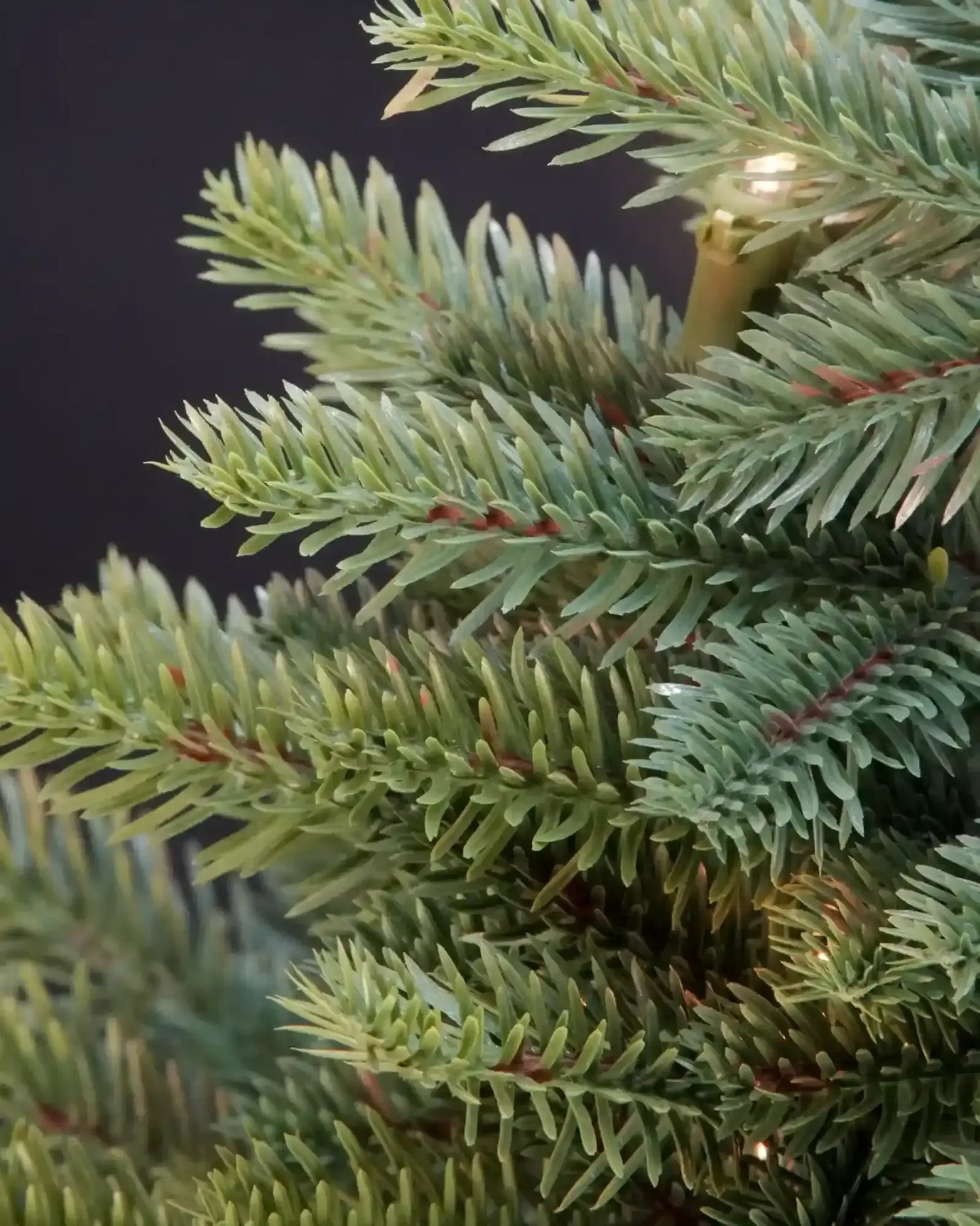Spritzguss Nadeln in Detailaufnahme von einem künstlichen Weihnachtsbaum in 120cm