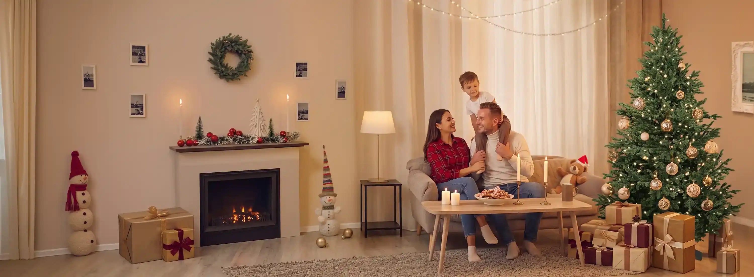 Familie sitzt zusammen neben einem künstlichen Weihnachtsbaum 180cm von ArtiTree