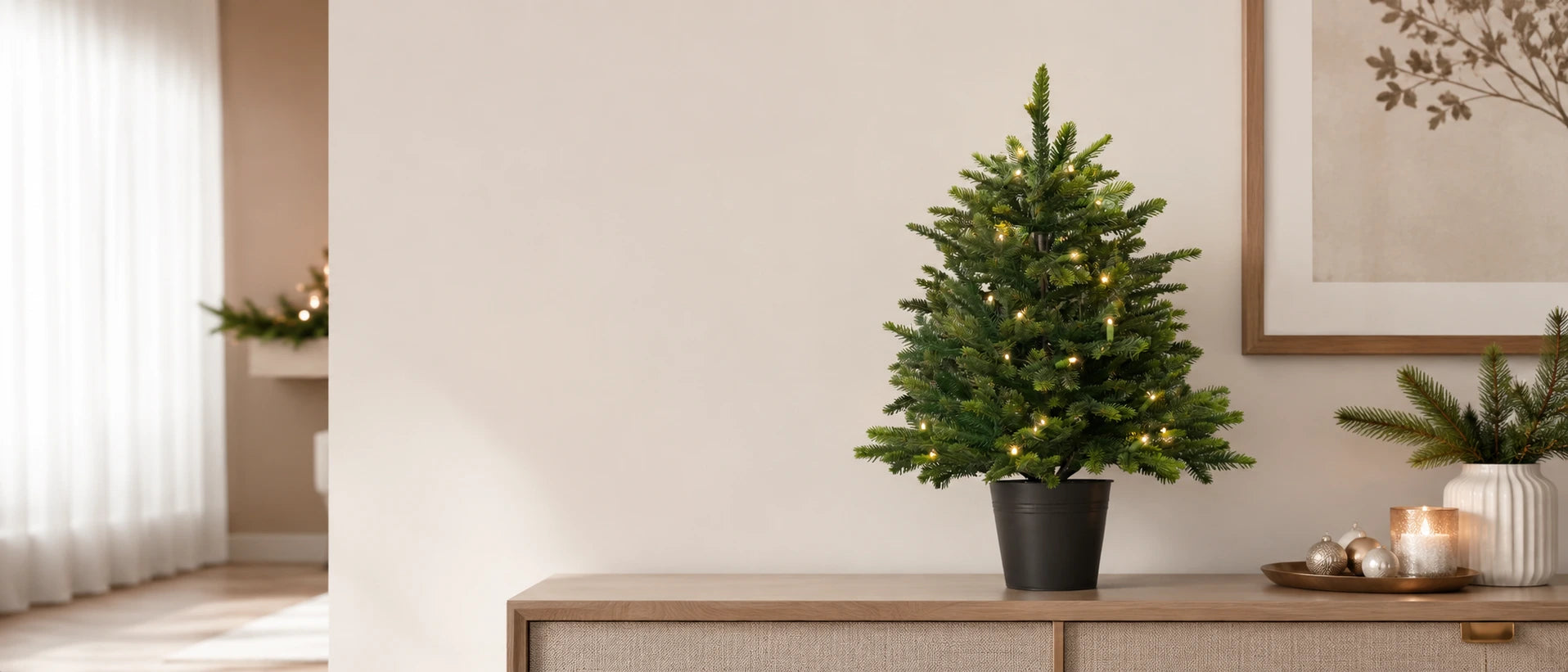 Künstlicher Weihnachtsbaum im Topf von ArtiTree auf einem Sideboard 