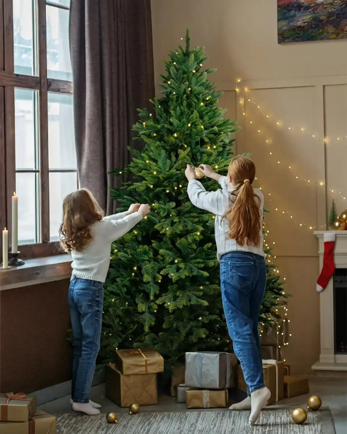 Kinder schmücken einen künstlichen Weihnachtsbaum von ArtiTree 
Nordfichte 180cm